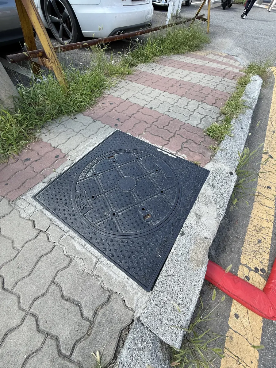 재질별 맨홀교체 보도 구간 흑색 사각 맨홀 설치 현장